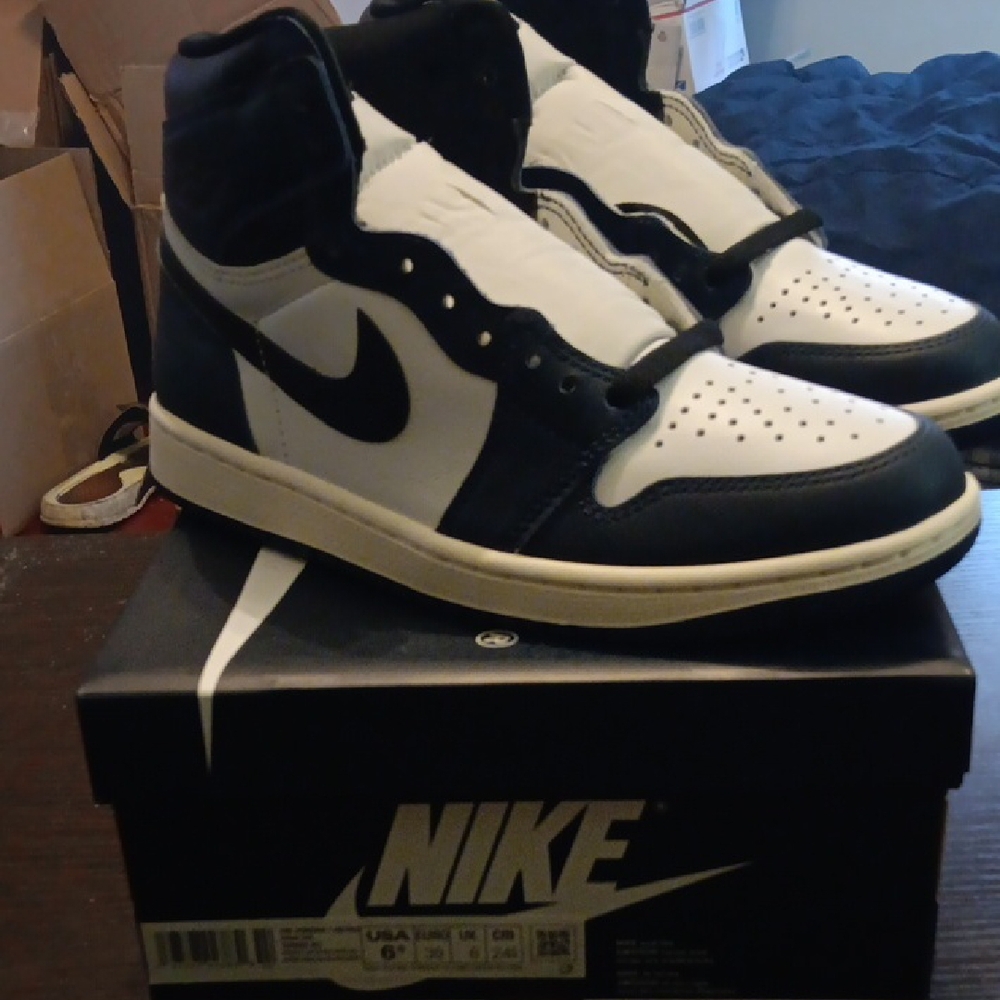 Jordan 1 Retro High OG "Midnight Navy" M6.5/W8 NEW W/OG BOX - Picture 2 of 9